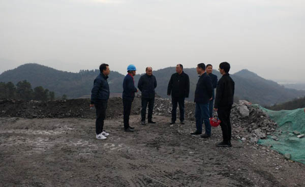 集團(tuán)公司黨委副書記、總經(jīng)理龔華東到矸石項目部視察 