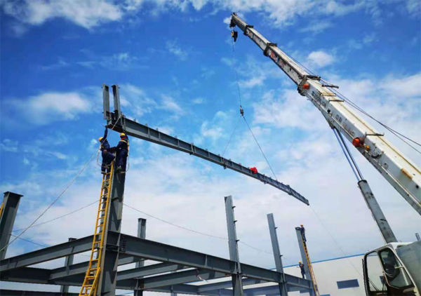 豐正科技1#消毒劑廠房完成首榀鋼梁吊裝  豐正科技1#消毒劑廠房完成首榀鋼梁吊裝